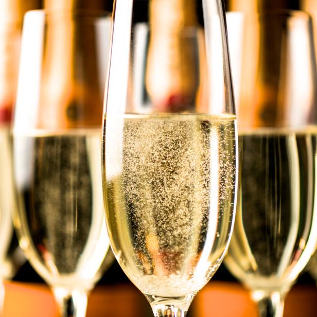 Mehrere Sektgläser gefüllt mit prickelndem Sekt.