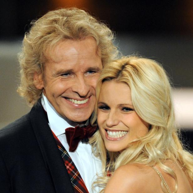 Thomas Gottschalk und Michelle Hunziker lächeln in die Kamera.
