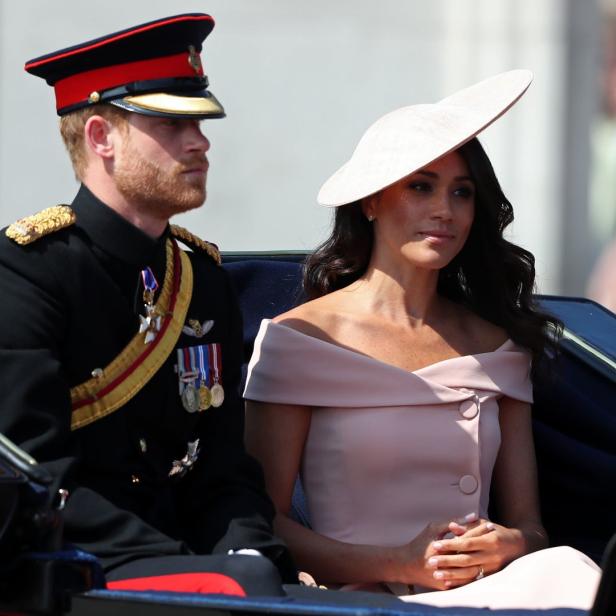 Prinz Harry und Meghan, Herzogin von Sussex, fahren in einer Kutsche.
