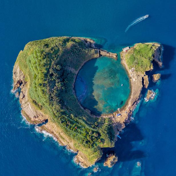 Luftaufnahme von Vila Franca do Campo, einer kleinen Insel der Azoren mit einem kreisrunden See in der Mitte.