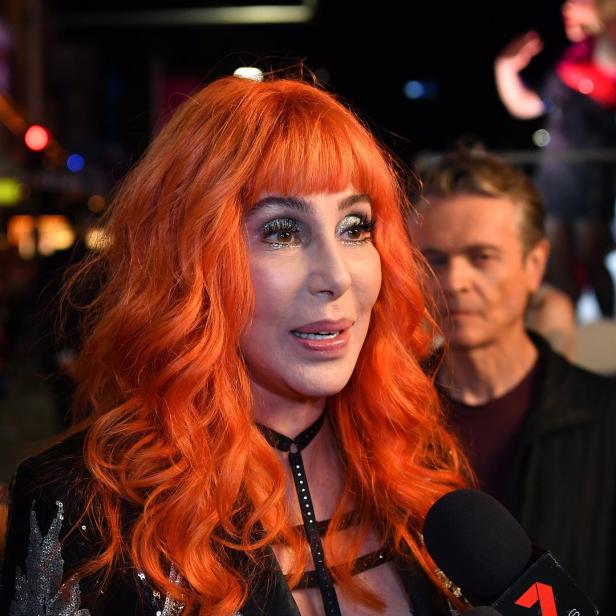 Cher mit orangefarbenem Haar wird interviewt.