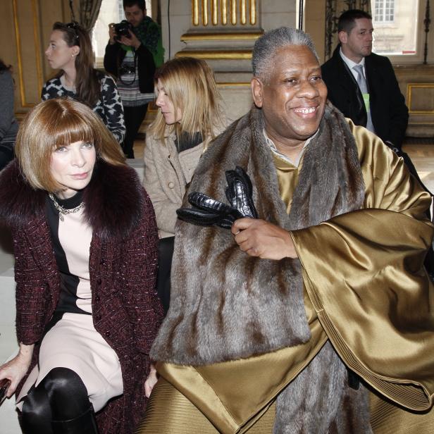 Anna Wintour und André Leon Talley sitzen bei einer Modenschau in der ersten Reihe.