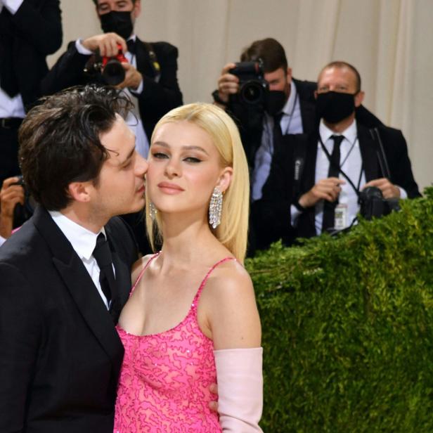Brooklyn Beckham küsst Nicola Peltz bei ihrer Hochzeit.