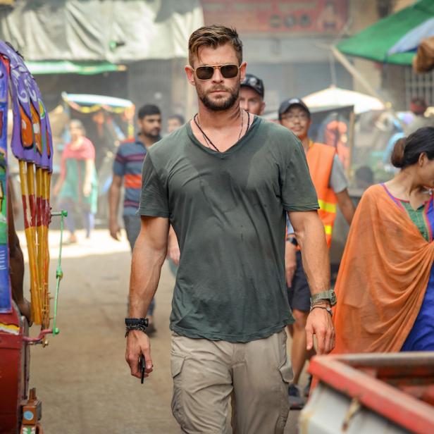 Chris Hemsworth geht durch eine belebte Straße in Dhaka, Bangladesch.