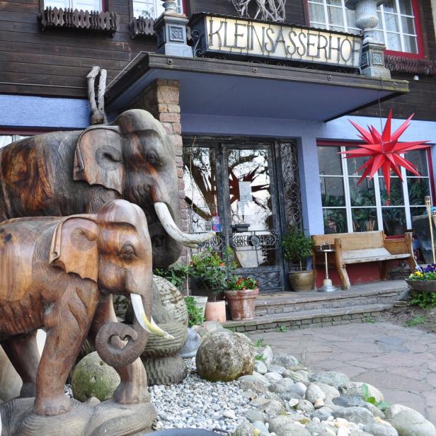 Zwei geschnitzte Holzelefanten vor dem „Kleinsasserhof“.