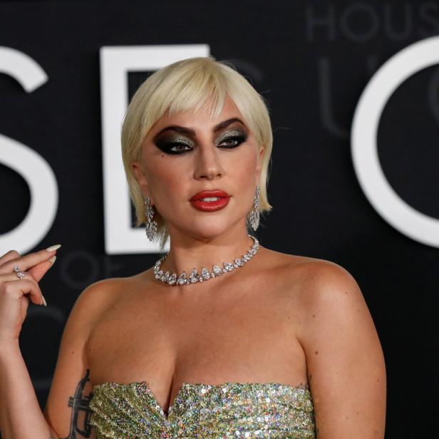 Lady Gaga posiert auf dem schwarzen Teppich für „House of Gucci“.