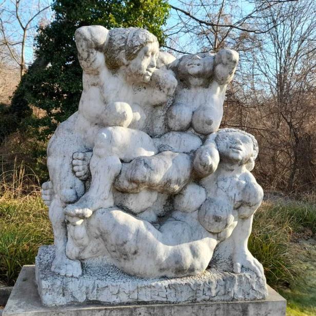 Eine Skulptur von drei weiblichen Figuren im Kurpark Oberlaa.