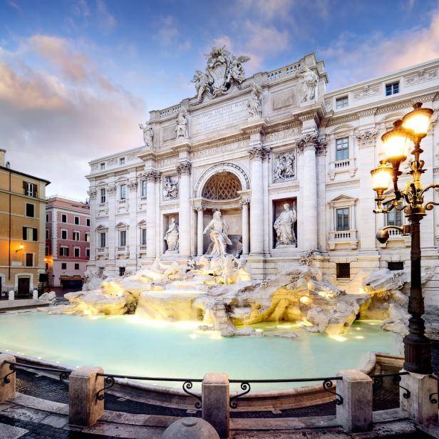 Der Trevi-Brunnen in Rom ist nachts beleuchtet.