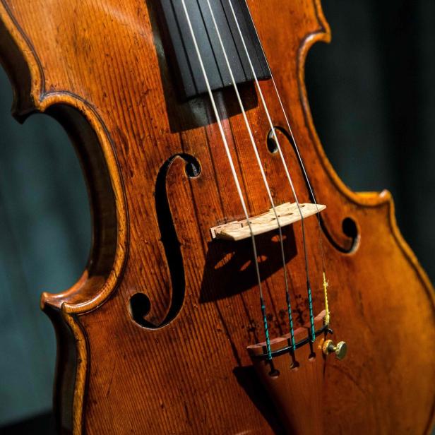 Nahaufnahme einer Geige, die die Details des Instruments zeigt.