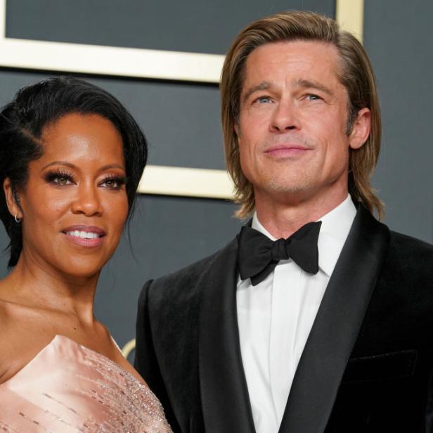 Regina King und Brad Pitt posieren zusammen auf dem roten Teppich.