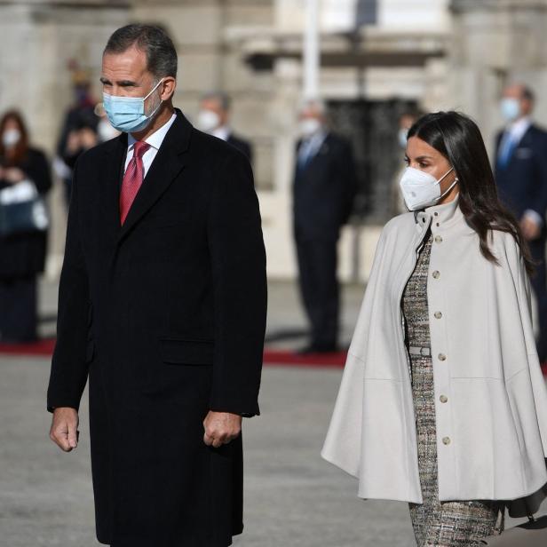König Felipe und Königin Letizia von Spanien tragen Gesichtsmasken.
