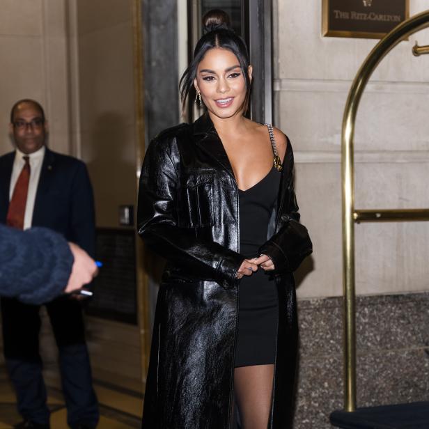 Vanessa Hudgens verlässt das Ritz-Carlton in einem schwarzen Kleid und Mantel.