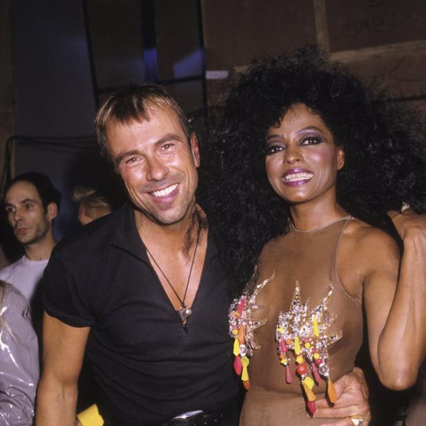 Diana Ross posiert mit einem Mann für ein Foto.