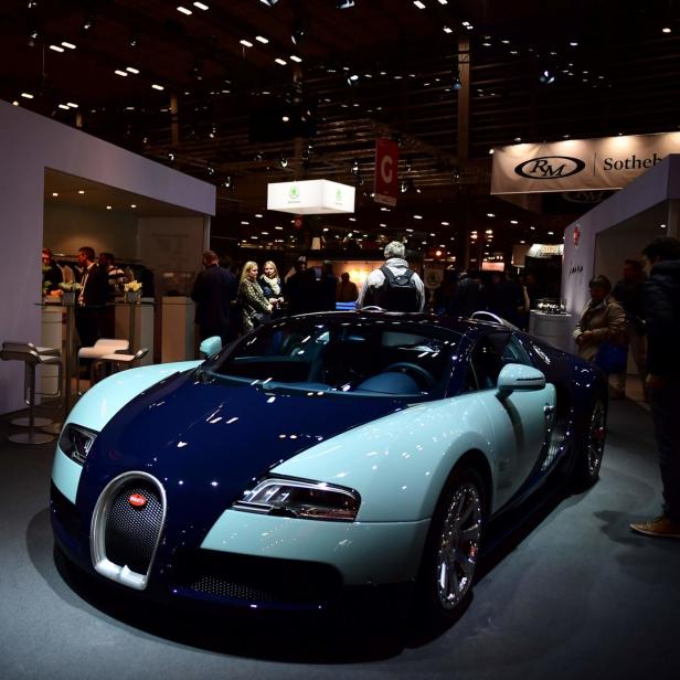 Ein blau-türkis farbener Bugatti auf einer Automobilausstellung.