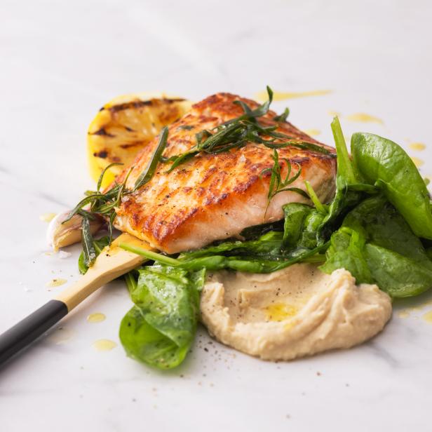 Lachs mit Rosmarin, Bratzitrone und weißen Bohnen.