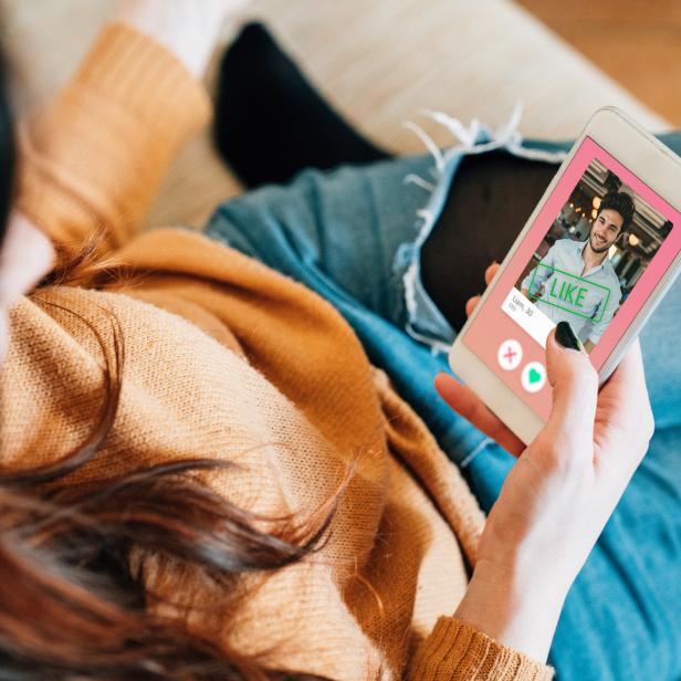 Eine Frau benutzt eine Dating-App auf ihrem Smartphone.