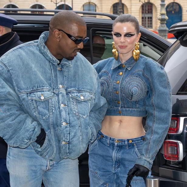 Kanye West und Julia Fox posieren vor einem Auto.