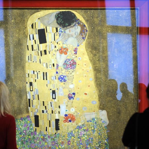 Das Gemälde „Kuss“ von Gustav Klimt im Rahmen der Themenausstellung „Klimt-Jahr 2012“.