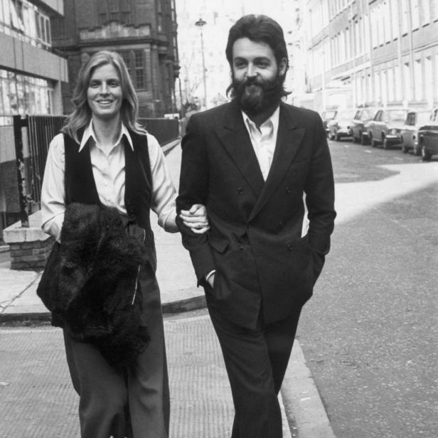 Paul McCartney geht mit seiner Frau Linda in London spazieren.