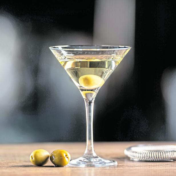 Ein Dry Martini Cocktail mit Gin, trockenem Wermut und einer Olive als Garnitur.