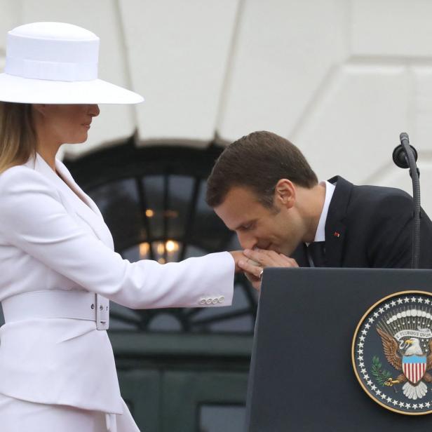 Emmanuel Macron küsst Melania Trumps Hand.
