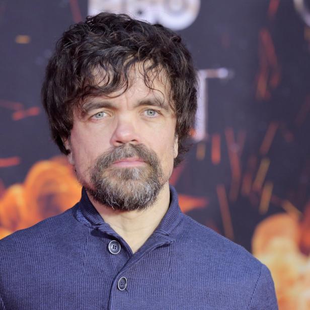 Porträt von Peter Dinklage vor einem „Game of Thrones“-Hintergrund.