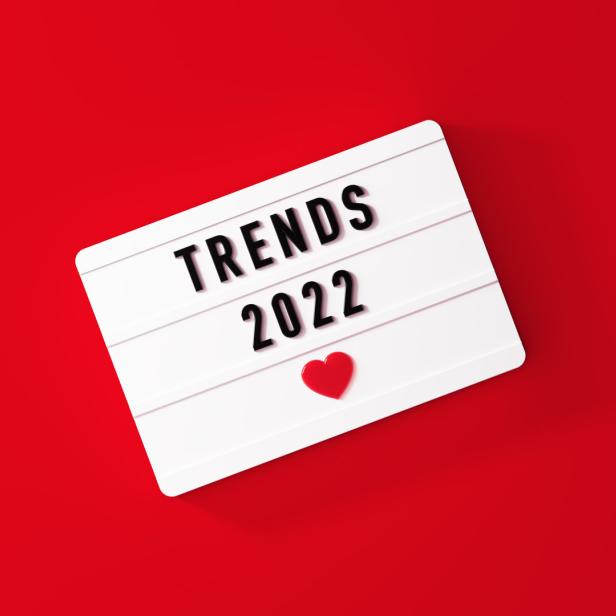 Eine Leuchttafel zeigt die Aufschrift „Trends 2022“ mit einem roten Herz.