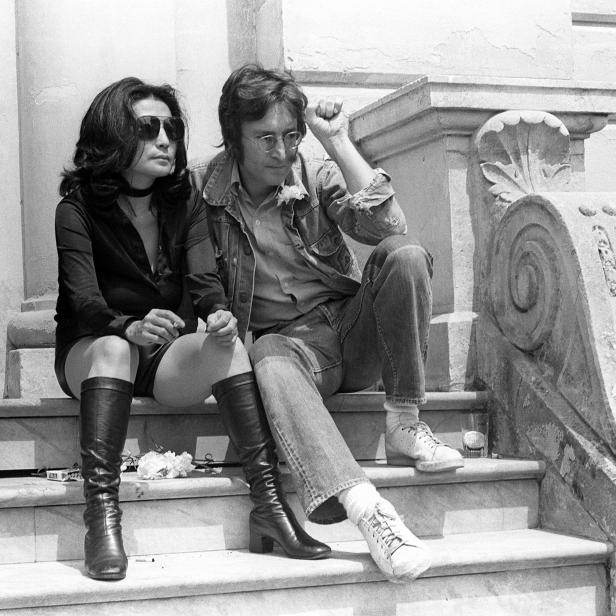 John Lennon und Yoko Ono sitzen auf einer Treppe in Dänemark.