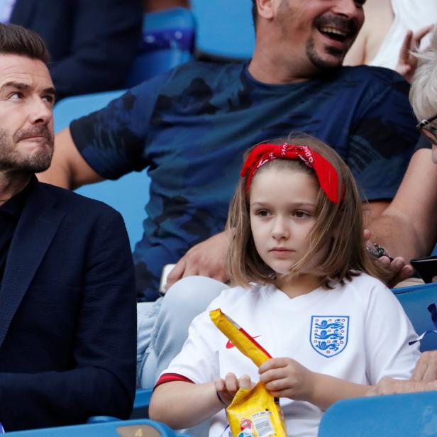 David Beckham und seine Tochter besuchen ein Fußballspiel.