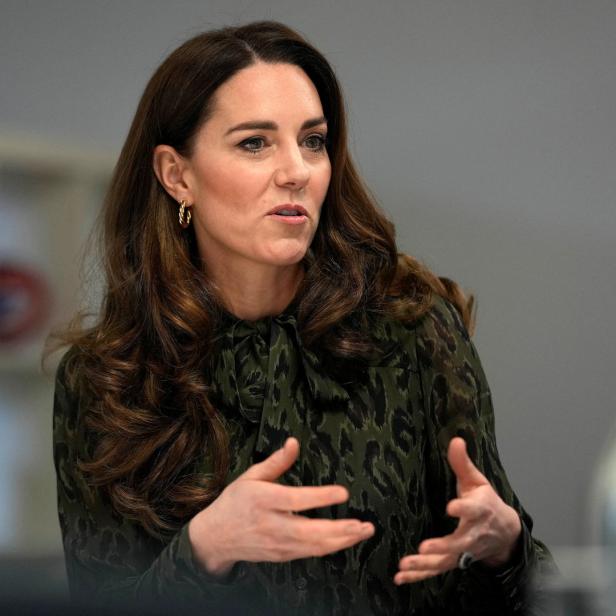 Catherine, Princess of Wales, spricht gestikulierend in die Kamera.