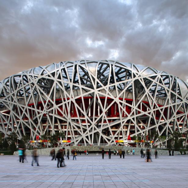 Das Nationalstadion Peking, auch bekannt als „Vogelnest“, bei Dämmerung.