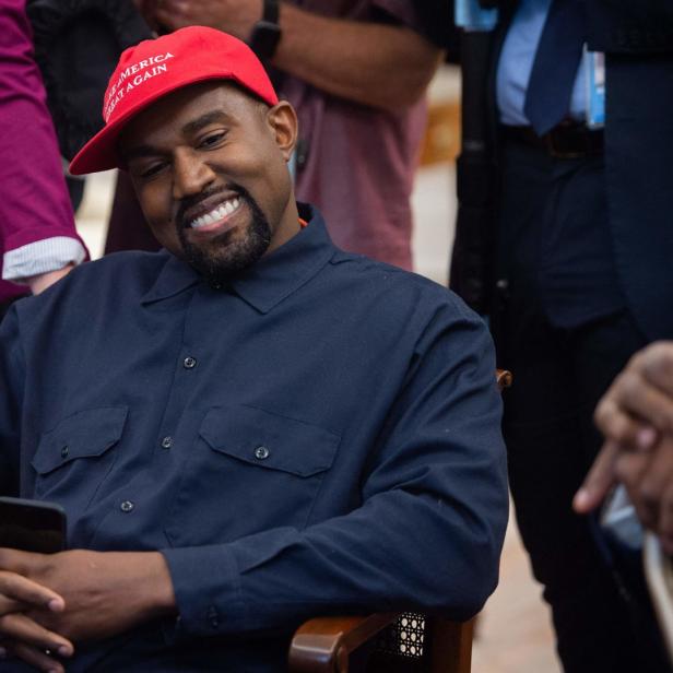 Kanye West mit einer roten „Make America Great Again“-Kappe.
