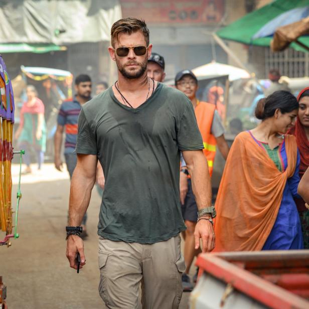 Chris Hemsworth geht durch eine belebte Straße in Dhaka, Bangladesch.