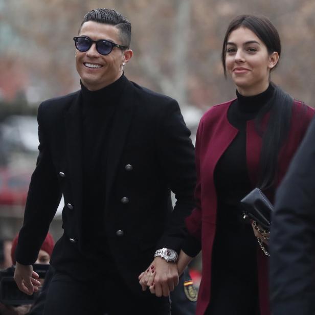 Cristiano Ronaldo und seine Partnerin Georgina Rodríguez gehen Händchen haltend spazieren.