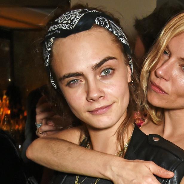 Cara Delevingne und Sienna Miller posieren zusammen.