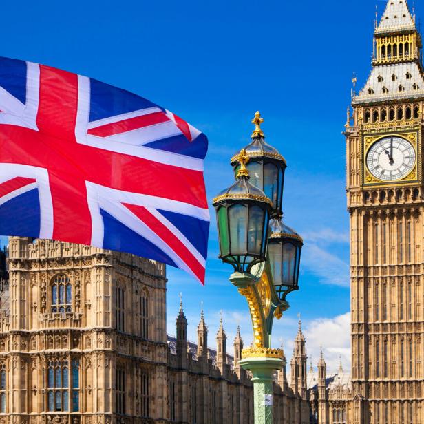 Die britische Flagge, Big Ben und die Houses of Parliament in London.