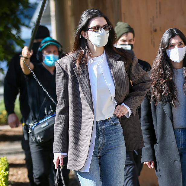 Kendall Jenner mit Begleitung und Kamerateam in der Öffentlichkeit, alle tragen Masken.