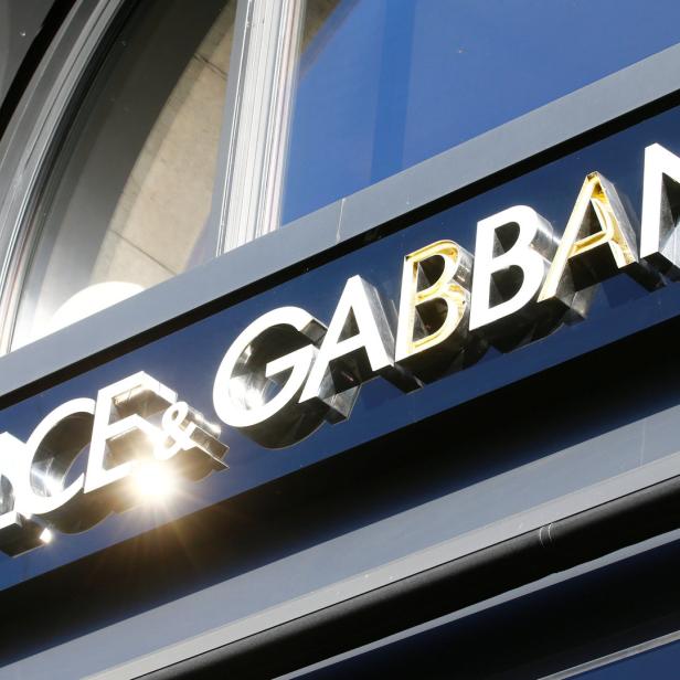 Das Logo von Dolce & Gabbana an einem Gebäude.