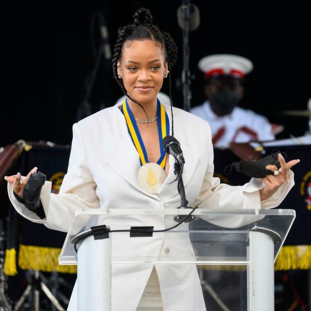 Rihanna hält eine Rede mit einer Medaille von Barbados um den Hals.