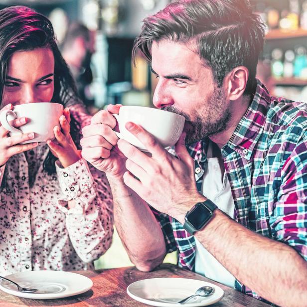 Ein Paar trinkt Kaffee in einem Café.