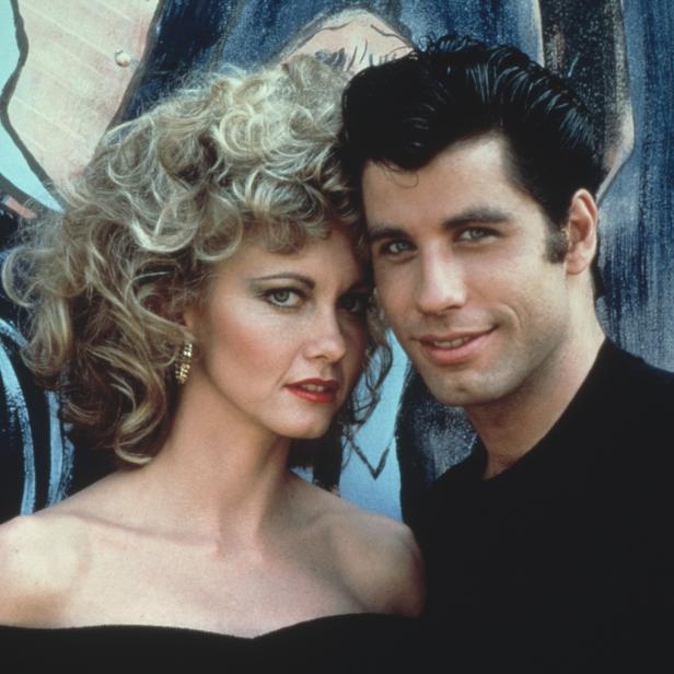 Olivia Newton-John und John Travolta posieren für ein Foto.