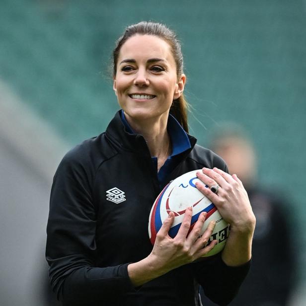 Catherine, Prinzessin von Wales, hält einen Rugbyball in den Händen.