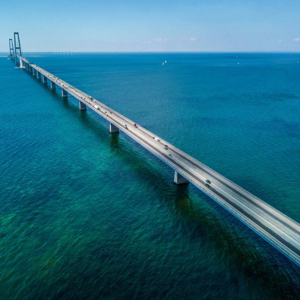 Die Große-Belt-Brücke in Dänemark überspannt das Meer mit regem Autoverkehr.