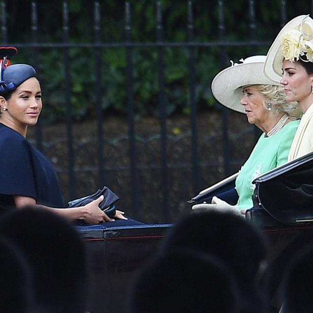Meghan Markle, Prinz Harry, Camilla und Kate in einer Kutsche.