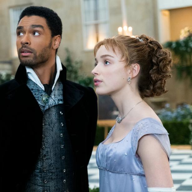 Regé-Jean Page und Phoebe Dynevor in einer Szene aus der Serie „Bridgerton“.