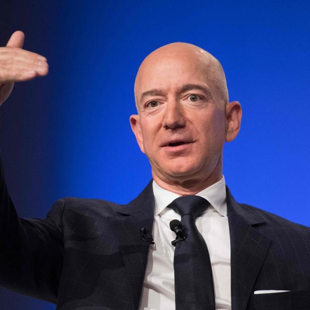 Jeff Bezos gestikuliert während einer Präsentation.