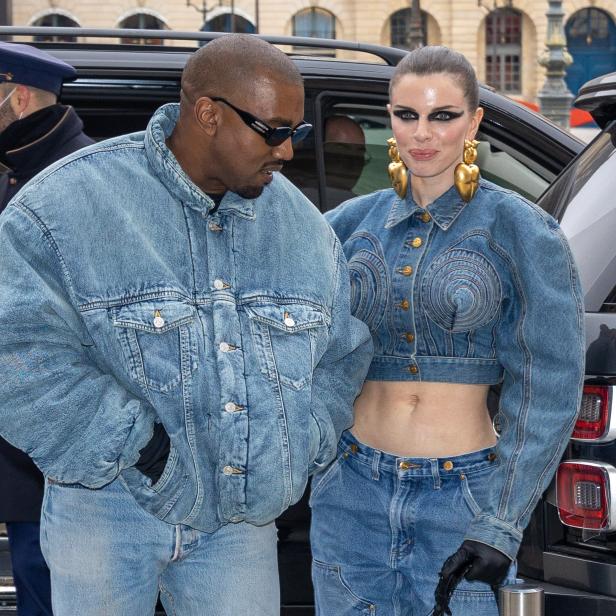 Kanye West und Julia Fox posieren vor einem Auto.