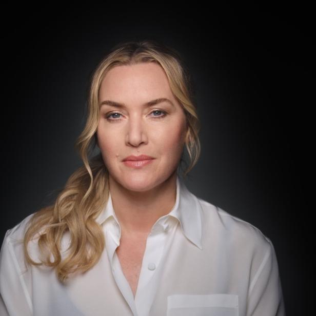 Porträt von Kate Winslet vor einem dunklen Hintergrund.