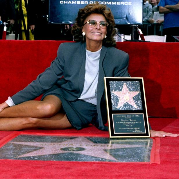 Sophia Loren posiert auf dem Hollywood Walk of Fame neben ihrem Stern.