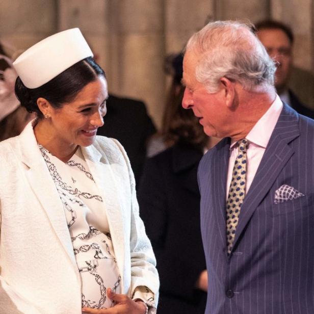 Die schwangere Meghan Markle unterhält sich mit Prinz Charles.